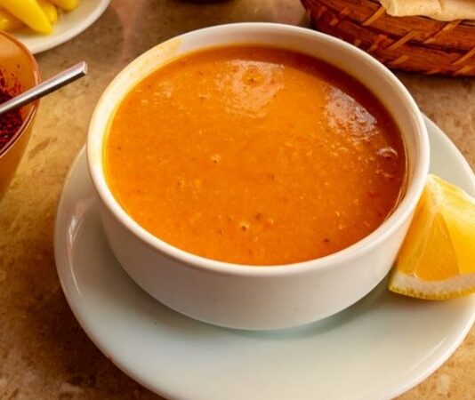 Çorba, insanlık tarihinin en eski yemeklerinden biri olarak sayısız kültürde kendine yer bulmuştur. Tencereye su, baharat ve birkaç temel malzeme eklenerek hazırlanan bu sıcak içecek, yüzyıllardır dünyanın dört bir yanında sofraların vazgeçilmezi olmayı başarmıştır. Her ülkenin damak zevkine göre şekillenen dünya çorbaları, yalnızca karın doyurmaz; aynı zamanda bulunduğu coğrafyanın iklimine, tarımsal ürünlerine ve toplumsal alışkanlıklarına dair pek çok ipucu da verir. Konulu bir haber görseli.