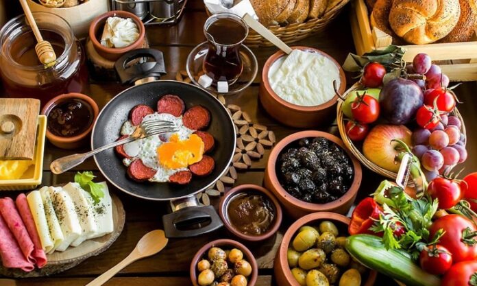 Kahvaltı, günün en önemli öğünü olarak kabul edilir ve her kültürde kendine özgü lezzetlerle hazırlanır. Dünya kahvaltıları, sadece beslenme alışkanlıklarını değil, aynı zamanda kültürel değerleri ve yaşam tarzlarını da yansıtır. Farklı coğrafyalarda kahvaltının içeriği ve sunumu değişiklik gösterirken, ortak nokta sağlıklı ve dengeli bir başlangıç yapılmasıdır. Sofralar, bu zengin çeşitlilik sayesinde hem görsel hem de tat açısından zenginleşir. Konulu bir haber görseli.