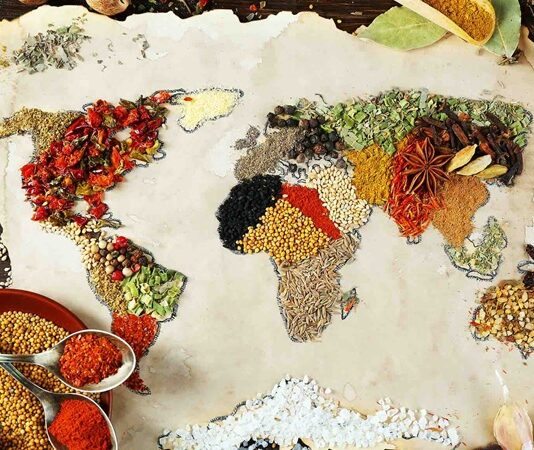 Dünya mutfağı, yüzyıllardır farklı coğrafyaların, iklimlerin ve kültürlerin etkisiyle şekillenmiş, sınırları aşan bir lezzet mozaiğidir. Her ülkenin kendine has yemek kültürü, geçmişten günümüze taşınan tarifleri ve pişirme teknikleri, küresel gastronominin zenginliğini ortaya koyar. İnsanlık tarihi boyunca yemek, yalnızca bir ihtiyaç değil; kültürel bir ifade biçimi, toplumsal bir bağ ve hatta diplomasi aracı olmuştur. Bugün dünya genelinde milyonlarca insan, farklı ülkelerin mutfaklarını deneyimleyerek hem damak tadını hem de kültürel bilgisini geliştiriyor. Konulu bir haber görseli.