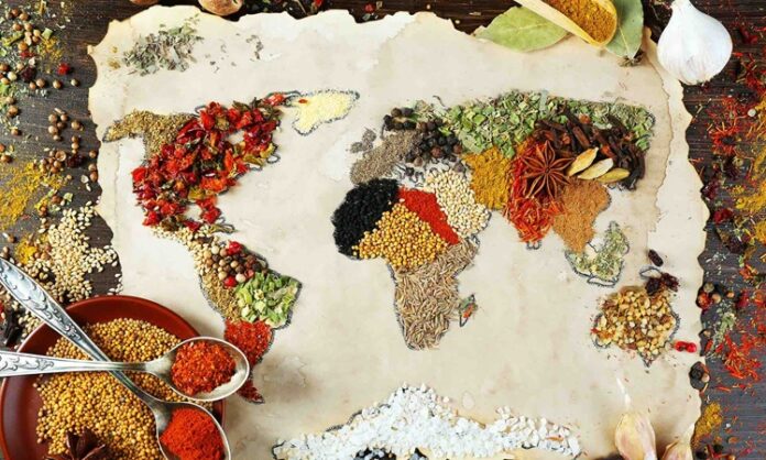 Dünya mutfağı, yüzyıllardır farklı coğrafyaların, iklimlerin ve kültürlerin etkisiyle şekillenmiş, sınırları aşan bir lezzet mozaiğidir. Her ülkenin kendine has yemek kültürü, geçmişten günümüze taşınan tarifleri ve pişirme teknikleri, küresel gastronominin zenginliğini ortaya koyar. İnsanlık tarihi boyunca yemek, yalnızca bir ihtiyaç değil; kültürel bir ifade biçimi, toplumsal bir bağ ve hatta diplomasi aracı olmuştur. Bugün dünya genelinde milyonlarca insan, farklı ülkelerin mutfaklarını deneyimleyerek hem damak tadını hem de kültürel bilgisini geliştiriyor. Konulu bir haber görseli.