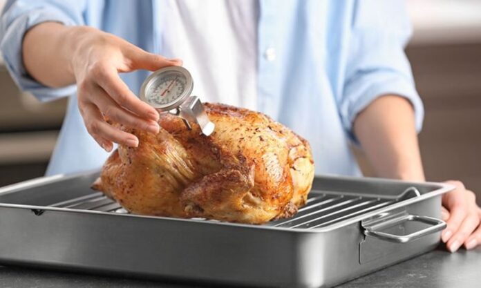 Gastronomi dünyasında son yıllarda büyük ilgi gören düşük ısıda pişirme, yemeklerin daha sağlıklı, daha besleyici ve çok daha lezzetli olmasını sağlayan özel bir yöntem olarak öne çıkıyor. Özellikle son dönemde hem ev mutfaklarında hem de profesyonel restoranlarda yaygınlaşan bu yöntem, yiyeceklerin besin değerlerini korurken aynı zamanda yumuşak ve aromatik bir sonuç elde edilmesine yardımcı oluyor. Konulu bir haber görseli.