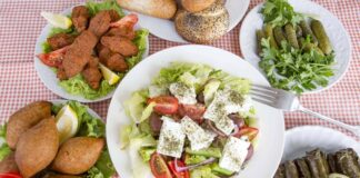 Ege mutfağı, taze sebzeler, zeytinyağlı yemekler ve hafif tatlarla öne çıkan, Türkiye’nin en sağlıklı gastronomi kültürlerinden biridir. Akdeniz ikliminin sunduğu bol güneş ve bereketli topraklar, Ege sofralarını mevsimine uygun ürünlerle donatır. Hem sağlıklı hem de lezzetli tarifler, bölgenin yüzyıllardır süregelen yemek kültürünü oluşturur. Konulu bir haber görseli.