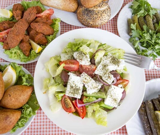 Ege mutfağı, taze sebzeler, zeytinyağlı yemekler ve hafif tatlarla öne çıkan, Türkiye’nin en sağlıklı gastronomi kültürlerinden biridir. Akdeniz ikliminin sunduğu bol güneş ve bereketli topraklar, Ege sofralarını mevsimine uygun ürünlerle donatır. Hem sağlıklı hem de lezzetli tarifler, bölgenin yüzyıllardır süregelen yemek kültürünü oluşturur. Konulu bir haber görseli.