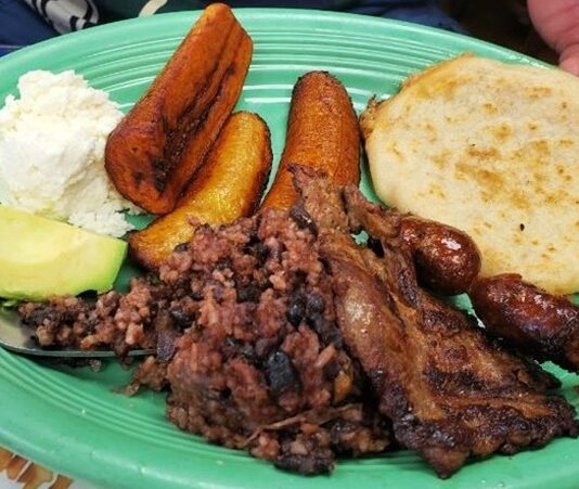 El Salvador mutfağı, Orta Amerika’nın tarihî ve kültürel etkilerini yansıtan zengin bir gastronomi geleneğine sahiptir. Ülkenin tarihî geçmişi, İspanyol kolonizasyonu ve yerel Maya topluluklarının mirası, mutfak kültürünü şekillendirmiştir. Bu etkileşimler, yemeklerde hem geleneksel hem de modern tatların bir arada bulunmasını sağlamıştır. Konulu bir haber görseli.