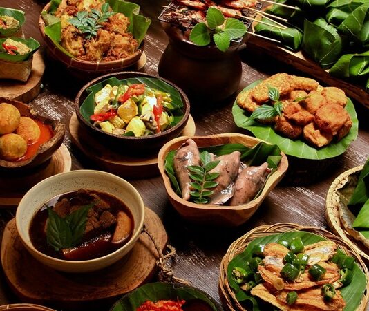 Endonezya mutfağı, binlerce ada ve etnik grubun birleşiminden doğan zengin tatlar ile öne çıkıyor. Adaların çeşitliliği, yemeklerin aromalarını ve içeriklerini büyük ölçüde etkiliyor. Geleneksel yemeklerde baharatlar, taze deniz ürünleri, pirinç ve tropikal meyveler başlıca unsurlar arasında yer alıyor. Bu mutfak, tarih boyunca Hindistan, Çin, Arap ve Avrupa kültürlerinden beslenmiş, bu sayede farklı tat kombinasyonları ortaya çıkmıştır. Konulu bir haber görseli.