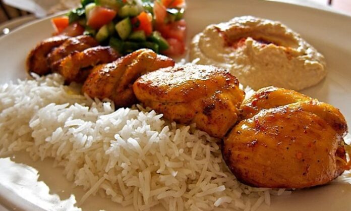 Ermenistan mutfağı, binlerce yıllık kültürel birikimi ve coğrafi çeşitliliğiyle dikkat çeker. Ülkenin dağlık yapısı ve verimli toprakları, yemeklerin hem besleyici hem de doğal olmasını sağlar. Tarih boyunca farklı medeniyetlerin etkisiyle şekillenen bu mutfak, hem Doğu hem de Orta Doğu lezzetlerini bir araya getirir. Ermeniler için yemek, yalnızca karın doyurmak değil, aynı zamanda kültürel bir paylaşım ve misafirperverlik göstergesidir. Konulu bir haber görseli.