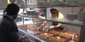 Esnaf lokantaları, Türk mutfağının en sıcak ve samimi temsilcilerinden biridir. Yıllardır hem işçilerin, memurların hem de öğrencilerin bütçesine uygun ve lezzetli yemekler yiyebildiği bu mekanlar, kültürel bir değer olarak da görülür. Her köşesinde ayrı bir hikaye barındıran esnaf lokantaları, genellikle günlük olarak hazırlanan tencere yemekleri, çorba çeşitleri ve tatlılarla misafirlerini ağırlar. Menüdeki çeşitlilik, hem damak zevkine hem de bütçeye hitap edecek şekilde düzenlenir. Konulu bir haber görseli.