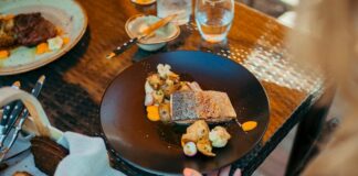 Estonya mutfağı, Baltık Denizi kıyısında yer alan ülkenin tarihi, kültürü ve coğrafi özellikleriyle şekillenmiş köklü bir gastronomi anlayışını yansıtır. Yüzyıllardır hem kuzey Avrupa’nın hem de Rusya ve İskandinavya gibi komşu bölgelerin etkisiyle zenginleşen bu mutfak, doğallığı ve sadeliğiyle dikkat çeker. Özellikle kırsal yaşamın yoğun olduğu dönemlerden miras kalan geleneksel yemekler, günümüzde de Estonya sofralarının vazgeçilmezleri arasında bulunur. Konulu bir haber görseli.