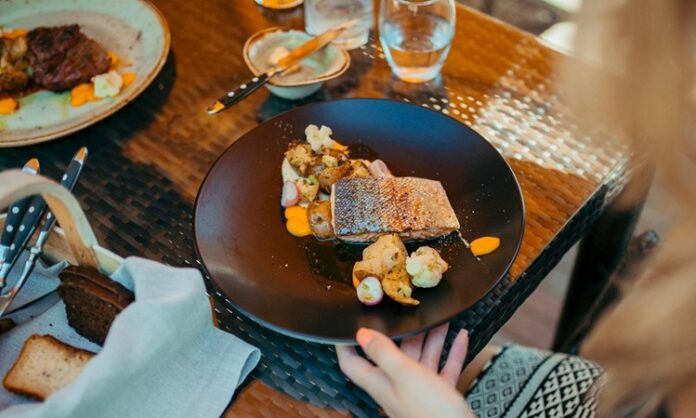 Estonya mutfağı, Baltık Denizi kıyısında yer alan ülkenin tarihi, kültürü ve coğrafi özellikleriyle şekillenmiş köklü bir gastronomi anlayışını yansıtır. Yüzyıllardır hem kuzey Avrupa’nın hem de Rusya ve İskandinavya gibi komşu bölgelerin etkisiyle zenginleşen bu mutfak, doğallığı ve sadeliğiyle dikkat çeker. Özellikle kırsal yaşamın yoğun olduğu dönemlerden miras kalan geleneksel yemekler, günümüzde de Estonya sofralarının vazgeçilmezleri arasında bulunur. Konulu bir haber görseli.