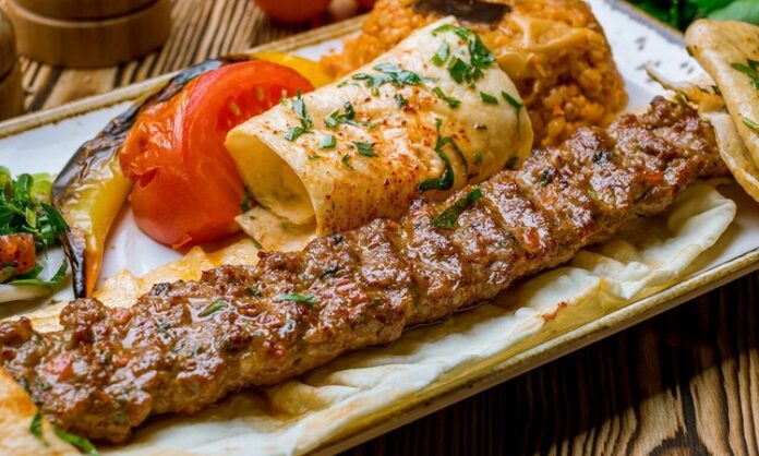 Et yemekleri, insanlık tarihinin en eski ve en doyurucu mutfak alışkanlıklarından biridir. Tarih boyunca avcılıkla başlayan bu gelenek, zamanla mutfak sanatlarıyla birleşerek sofralarda baş tacı edilen zengin tariflere dönüşmüştür. Günümüzde hemen her mutfağın vazgeçilmezi olan etli tarifler, gerek görsel sunumları gerekse lezzetleriyle gastronomi dünyasının en güçlü temsilcileri arasında yer alır. Konulu bir haber görseli.