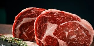 Et, insanlık tarihi boyunca temel besin kaynaklarından biri olmuştur. İlk çağlardan itibaren insanlar, et tüketimi ile enerji ve protein ihtiyaçlarını karşılamışlardır. Avcılık ve hayvancılık, toplumların beslenme kültürünü şekillendirmiş ve et, sofraların vazgeçilmez bir parçası olmuştur. Konulu bir haber görseli.