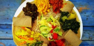 Etiyopya mutfağı, Afrika’nın doğusunda yer alan bu kadim ülkenin kültürel mirasını yansıtan eşsiz bir gastronomi deneyimi sunar. Bu mutfak, yüzyıllar boyunca farklı kültürlerin ve yerel geleneklerin bir araya gelmesiyle şekillenmiştir. Baharatlar, tahıllar ve sebzelerin yoğun kullanımı, Etiyopya yemeklerini hem lezzetli hem de besleyici kılar. Ülkenin farklı bölgelerinde yetişen malzemeler, yemeklerin her birine kendine özgü bir karakter kazandırır. Bu nedenle Etiyopya yemekleri, hem yerel halk hem de turistler tarafından büyük ilgi görmektedir. Konulu bir haber görseli.