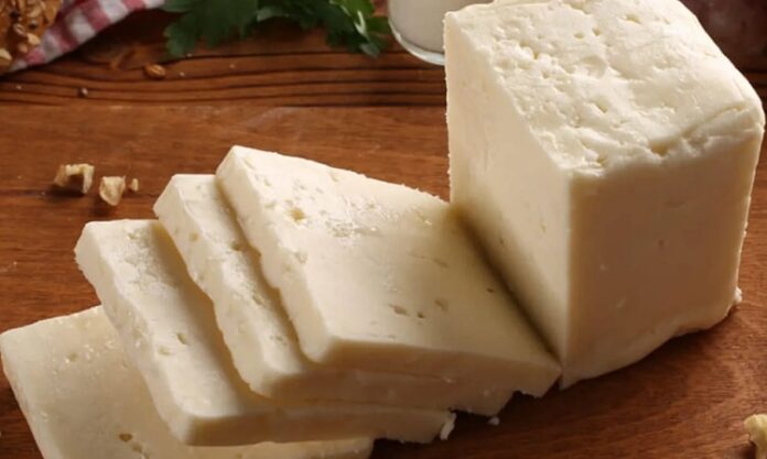 Ezine peyniri, Türkiye’nin en özel peynirlerinden biri olarak bilinir. Adını Çanakkale’nin Ezine ilçesinden alan bu peynir, tarih boyunca yöresel üretimle sofralara taşınmıştır. Ezine peyniri, hem keçi hem de inek sütü karışımıyla üretilir ve doğal mayalarla olgunlaştırılır. Bu sayede kendine özgü aroması ve kıvamı oluşur. Konulu bir haber görseli.