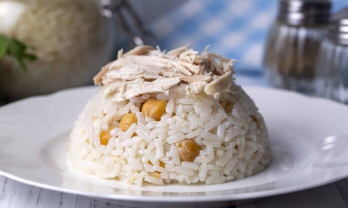 Pilav, Türk mutfağının vazgeçilmez yemeklerinden biridir ve hemen her evin sofralarında özel bir yere sahiptir. Hem ana yemeklerin yanında garnitür olarak hem de tek başına doyurucu bir öğün olarak tüketilen pilav, farklı tariflerle çeşitlendirilerek damak tadına hitap eder. Dünya mutfaklarında da farklı şekillerde hazırlanan pilav, her kültürde kendine özgü pişirme yöntemleri ve malzemeleriyle zenginleşmiştir. Konulu bir haber görseli.