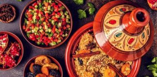 Fas Mutfağı yüzyıllar boyunca farklı kültürlerin etkileşimiyle şekillenmiş, hem görsel hem de lezzet açısından zengin bir gastronomi geleneğine sahiptir. Kuzey Afrika’nın bu eşsiz mutfağı, Arap, Berberi, Endülüs ve Fransız mutfaklarının harmanlanmasıyla ortaya çıkan özel tatlar sunar. Geleneksel tarifler, nesilden nesile aktarılan pişirme teknikleri ve yöresel baharatların uyumu, Fas yemeklerini dünya çapında tanınır hale getirmiştir. Bu mutfakta, baharatların ustaca kullanımıyla birlikte, yavaş pişirme yöntemleri ve özenle hazırlanmış soslar öne çıkar. Konulu bir haber görseli.