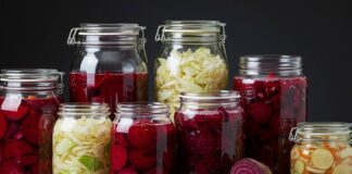 Fermente ettikten sonra pişirme, yiyeceklerin hem aroma hem de lezzet açısından daha derin bir profile sahip olmasını sağlayan etkili bir yöntemdir. Fermente ettikten sonra pişirme, özellikle sebze, et ve deniz ürünlerinde sıkça kullanılır. Fermentasyon süreci, yiyeceklerde doğal asidik ve aromatik bileşenlerin oluşmasını sağlar. Bu bileşenler, pişirme sırasında yiyeceklerin tadını daha kompleks ve karakteristik hale getirir. Konulu bir haber görseli.