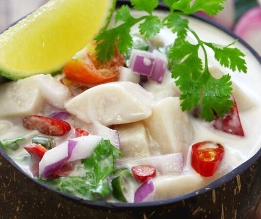 Fiji Mutfağı, Güney Pasifik’in en renkli adalarından biri olan Fiji’nin zengin kültürel geçmişini ve tropikal kaynaklarını sofralara taşıyan bir gastronomi anlayışıdır. Ada halkı yüzyıllar boyunca deniz ürünleri, kök sebzeler ve tropikal meyveler kullanarak kendine özgü tarifler geliştirmiştir. Hindistancevizi, balık ve taro, Fiji mutfağının temel ögelerini oluşturur. Konulu bir haber görseli