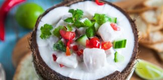 Fiji mutfağı, Pasifik Okyanusu’nun ortasında yer alan bu ada ülkesinin kültürel zenginliklerini yansıtan eşsiz bir gastronomi deneyimi sunar. Ada halkının yüzyıllardır süregelen gelenekleri, deniz ürünleri, tropikal meyveler ve tarımsal ürünlerle birleşerek Fiji mutfağına özgün bir kimlik kazandırır. Hem yerel halkın yaşam biçimini hem de adanın coğrafi özelliklerini anlamak için bu mutfak önemli bir yol gösterici niteliği taşır. Konulu bir haber görseli.