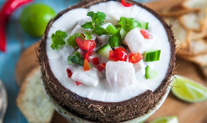 Fiji mutfağı, Pasifik Okyanusu’nun ortasında yer alan bu ada ülkesinin kültürel zenginliklerini yansıtan eşsiz bir gastronomi deneyimi sunar. Ada halkının yüzyıllardır süregelen gelenekleri, deniz ürünleri, tropikal meyveler ve tarımsal ürünlerle birleşerek Fiji mutfağına özgün bir kimlik kazandırır. Hem yerel halkın yaşam biçimini hem de adanın coğrafi özelliklerini anlamak için bu mutfak önemli bir yol gösterici niteliği taşır. Konulu bir haber görseli.