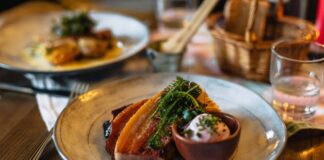 Finlandiya mutfağı, ülkenin sert iklimi ve zengin doğal kaynaklarıyla şekillenmiş, köklü bir gastronomi kültürüne sahiptir. Kuzey mutfağı denince akla gelen en önemli unsurlardan biri, doğallığı ve tazeliği öne çıkaran tariflerdir. Balıklar, orman meyveleri, mantarlar ve tahıllar, yüzyıllardır Fin sofralarının değişmez parçalarıdır. Bu mutfak, yalnızca damak tadına değil, aynı zamanda besin değerine de önem verir. Konulu bir haber görseli.