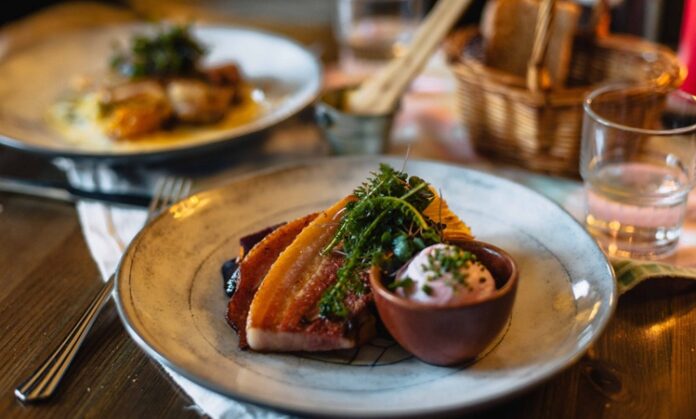 Finlandiya mutfağı, ülkenin sert iklimi ve zengin doğal kaynaklarıyla şekillenmiş, köklü bir gastronomi kültürüne sahiptir. Kuzey mutfağı denince akla gelen en önemli unsurlardan biri, doğallığı ve tazeliği öne çıkaran tariflerdir. Balıklar, orman meyveleri, mantarlar ve tahıllar, yüzyıllardır Fin sofralarının değişmez parçalarıdır. Bu mutfak, yalnızca damak tadına değil, aynı zamanda besin değerine de önem verir. Konulu bir haber görseli.