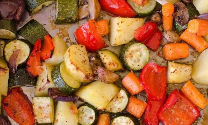 Günümüzde sağlıklı beslenmenin önemi her geçen gün artarken, fırında sebze yemekleri hem pratik hem de besleyici seçenekler arasında öne çıkıyor. Özellikle yoğun iş temposu içinde zaman bulmakta zorlanan kişiler için bu yöntem, kısa sürede hazırlanan ama oldukça faydalı bir çözüm oluyor. Sebzelerin fırında pişirilmesi, onların doğal tatlarını ortaya çıkarırken aynı zamanda vitamin ve mineral değerlerini büyük ölçüde korumalarına yardımcı oluyor. Konulu bir haber görseli.