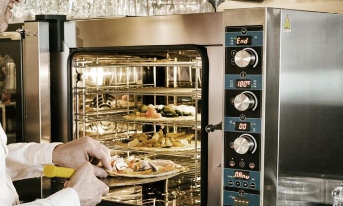 Fırınlama, yiyeceklerin kontrollü sıcaklıkta pişirilmesi yöntemidir. Bu teknik, yiyeceklerin dış yüzeyinin kızarmasını ve iç kısmının dengeli şekilde pişmesini sağlar. Fırınlama yöntemi, hem ev mutfaklarında hem de profesyonel mutfaklarda sıkça tercih edilir. Ekmek, börek, tatlı ve et çeşitleri, fırınlamanın en çok uygulandığı gıdalardır.