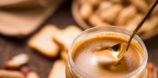 Fıstık ezmesi, özellikle Amerika kökenli bir ürün olarak bilinse de, dünya mutfaklarında hızla popülerleşmiş bir lezzettir. İlk olarak 19. yüzyılda fıstığın ezilmesiyle besleyici bir ürün elde etme fikriyle ortaya çıkmıştır. Zengin protein içeriği ve kolay tüketimi sayesinde kısa sürede birçok mutfağa girmiştir. Konulu bir haber görseli.