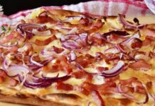 Mutfak sanatlarında kendine özgü bir yer edinen flambee, hem görsel şov hem de özel bir pişirme tekniği olarak bilinir. Bu yöntem, yiyeceklerin üzerine alkol dökülerek alevlendirilmesiyle gerçekleştirilir. Genellikle rom, brendi veya konyağın tercih edildiği bu teknik, hem aromayı yoğunlaştırır hem de lezzete katmanlı bir derinlik katar. Flambee işlemi sırasında yemeğin yüzeyinde kısa süreli bir yanma olur, fakat bu yanma alkolün uçmasını sağladığı için geride yalnızca tat ve koku kalır. Konulu bir haber görseli.