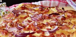 Mutfak sanatlarında kendine özgü bir yer edinen flambee, hem görsel şov hem de özel bir pişirme tekniği olarak bilinir. Bu yöntem, yiyeceklerin üzerine alkol dökülerek alevlendirilmesiyle gerçekleştirilir. Genellikle rom, brendi veya konyağın tercih edildiği bu teknik, hem aromayı yoğunlaştırır hem de lezzete katmanlı bir derinlik katar. Flambee işlemi sırasında yemeğin yüzeyinde kısa süreli bir yanma olur, fakat bu yanma alkolün uçmasını sağladığı için geride yalnızca tat ve koku kalır. Konulu bir haber görseli.