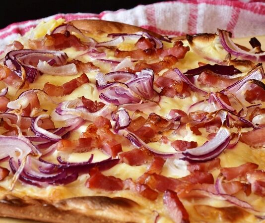 Mutfak sanatlarında kendine özgü bir yer edinen flambee, hem görsel şov hem de özel bir pişirme tekniği olarak bilinir. Bu yöntem, yiyeceklerin üzerine alkol dökülerek alevlendirilmesiyle gerçekleştirilir. Genellikle rom, brendi veya konyağın tercih edildiği bu teknik, hem aromayı yoğunlaştırır hem de lezzete katmanlı bir derinlik katar. Flambee işlemi sırasında yemeğin yüzeyinde kısa süreli bir yanma olur, fakat bu yanma alkolün uçmasını sağladığı için geride yalnızca tat ve koku kalır. Konulu bir haber görseli.