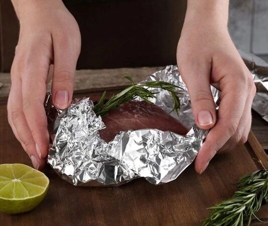 Folyo içinde pişirme, hem ev mutfaklarında hem de profesyonel aşçılıkta tercih edilen pratik bir pişirme yöntemidir. Bu teknik, yiyeceklerin kendi buharında ve aromalarında pişmesini sağlar, böylece hem lezzet hem de nem korunmuş olur. Folyo kullanımı, yiyeceklerin dış ortamdan etkilenmeden pişmesine imkan tanır ve özellikle et ve sebzelerde dikkat çekici sonuçlar verir. Konulu bir haber görseli.