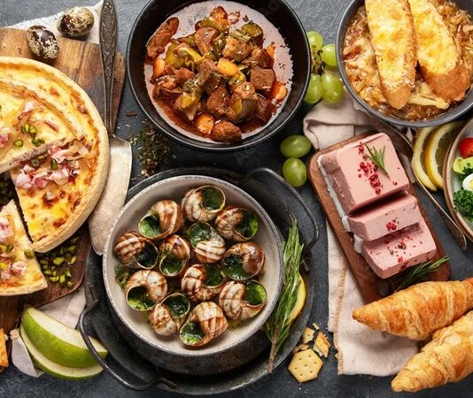 Fransız mutfağı, yalnızca Avrupa’nın değil dünyanın da en prestijli gastronomi kültürlerinden biridir. Tarih boyunca aristokrat sofralarından taşraya kadar yayılan bu mutfak kültürü, bölgesel çeşitliliği ve zamana direnen tarifleriyle öne çıkar. Fransa’nın farklı bölgeleri, kendine özgü malzemeler ve pişirme teknikleriyle ayrı ayrı mutfak geleneklerine sahiptir. Provence bölgesinin zeytinyağlı sebze yemekleri ile Normandiya'nın tereyağlı deniz ürünleri birbiriyle taban tabana zıt görünse de Fransız yemek kültürü çatısı altında birleşir. Konulu bir haber görseli.