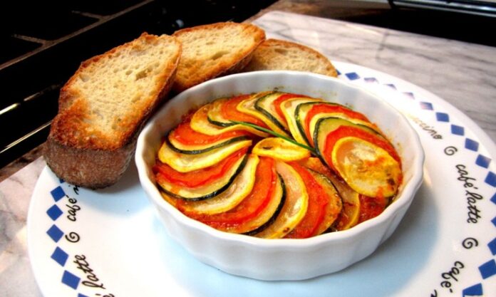 Fransız mutfağı, yüzyıllar boyunca Avrupa gastronomisinin öncüsü olarak kabul edilmiş ve dünya çapında tanınmış bir kültürel miras haline gelmiştir. Orta Çağ saray mutfaklarından günümüz modern restoranlarına uzanan süreçte, yemekler sadece beslenme amacıyla değil, aynı zamanda sanat ve estetik kaygılarla hazırlanmıştır. Doğal malzemeler, Fransız yemeklerinin hem lezzet hem de besin değeri açısından ön plana çıkmasını sağlıyor. Konulu bir haber görseli.