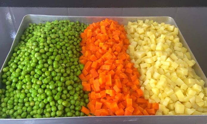 Yemeklerin yanında sunulan garnitürler, ana yemeğin lezzetini tamamlayan ve sofralara şıklık katan önemli detaylardır. İyi seçilmiş bir garnitür, yemeğin hem tadını hem de görsel cazibesini artırır. Özellikle et, tavuk ya da balık gibi ana yemeklerle birlikte servis edilen sebze veya nişastalı garnitürler, dengeli bir öğün oluşturmanın anahtarını taşır. Farklı malzemelerle hazırlanan garnitürler, pratik ve yaratıcı alternatifler sunarak mutfakta çeşitliliği sağlar. Konulu bir haber görseli.