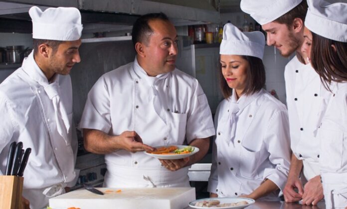 Yaratıcılık, Lezzet, Mutfak Disiplini, Doğal Malzemeler, Yemek Estetiği, Konulu bir haber görseli.