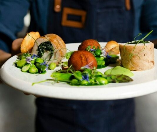 Gastronomi, son yıllarda sadece yemek yapma sanatı olmaktan çıkıp bir yaşam tarzına, kültürel bir deneyime ve hatta turizm alanında önemli bir cazibe merkezine dönüştü. Küreselleşmenin etkisiyle farklı mutfak kültürleri bir araya gelirken, gastronomi trendleri her yıl yenileniyor ve damaklarda yeni tatlar yaratıyor. Dünya mutfaklarında yaşanan bu dönüşüm, hem profesyonel şefleri hem de evinde yemek yapmayı sevenleri etkiliyor. Konulu bir haber görseli.