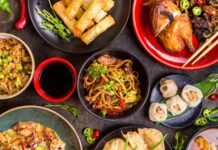 Çin mutfağı, binlerce yıllık tarihi, zengin kültürü ve lezzet çeşitliliği ile dünyanın en tanınmış mutfaklarından biridir. Asya’nın geniş coğrafyasında gelişen bu mutfak, yalnızca yemek tarifleri ile değil, aynı zamanda pişirme teknikleri, sunum estetiği ve yemek kültürünün felsefesi ile de öne çıkar. Çin yemekleri, dengeli tat anlayışını ve sağlıklı beslenme felsefesini yansıtan eşsiz bir harmoniye sahiptir. Konulu bir haber görseli.