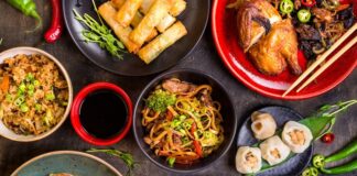 Çin mutfağı, binlerce yıllık tarihi, zengin kültürü ve lezzet çeşitliliği ile dünyanın en tanınmış mutfaklarından biridir. Asya’nın geniş coğrafyasında gelişen bu mutfak, yalnızca yemek tarifleri ile değil, aynı zamanda pişirme teknikleri, sunum estetiği ve yemek kültürünün felsefesi ile de öne çıkar. Çin yemekleri, dengeli tat anlayışını ve sağlıklı beslenme felsefesini yansıtan eşsiz bir harmoniye sahiptir. Konulu bir haber görseli.