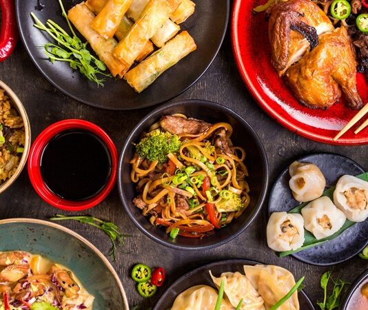 Çin mutfağı, binlerce yıllık tarihi, zengin kültürü ve lezzet çeşitliliği ile dünyanın en tanınmış mutfaklarından biridir. Asya’nın geniş coğrafyasında gelişen bu mutfak, yalnızca yemek tarifleri ile değil, aynı zamanda pişirme teknikleri, sunum estetiği ve yemek kültürünün felsefesi ile de öne çıkar. Çin yemekleri, dengeli tat anlayışını ve sağlıklı beslenme felsefesini yansıtan eşsiz bir harmoniye sahiptir. Konulu bir haber görseli.