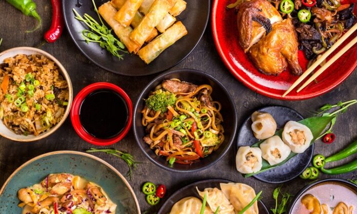 Çin mutfağı, binlerce yıllık tarihi, zengin kültürü ve lezzet çeşitliliği ile dünyanın en tanınmış mutfaklarından biridir. Asya’nın geniş coğrafyasında gelişen bu mutfak, yalnızca yemek tarifleri ile değil, aynı zamanda pişirme teknikleri, sunum estetiği ve yemek kültürünün felsefesi ile de öne çıkar. Çin yemekleri, dengeli tat anlayışını ve sağlıklı beslenme felsefesini yansıtan eşsiz bir harmoniye sahiptir. Konulu bir haber görseli.