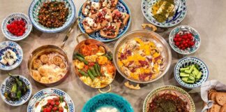 Sabahın erken saatlerinde uyananlar için geleneksel kahvaltı yalnızca bir öğün değil, aynı zamanda güne hazırlanma ritüelidir. Türkiye’de kahvaltı denildiğinde, birbirinden çeşitli tabaklarla donatılmış zengin sofralar akla gelir. Tereyağından balına, zeytinden peynire kadar uzanan bu lezzet yolculuğu, hem mideyi hem de ruhu doyurur. konulu bir haber görseli.