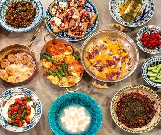 Sabahın erken saatlerinde uyananlar için geleneksel kahvaltı yalnızca bir öğün değil, aynı zamanda güne hazırlanma ritüelidir. Türkiye’de kahvaltı denildiğinde, birbirinden çeşitli tabaklarla donatılmış zengin sofralar akla gelir. Tereyağından balına, zeytinden peynire kadar uzanan bu lezzet yolculuğu, hem mideyi hem de ruhu doyurur. konulu bir haber görseli.