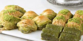 Tatlılar, Türk mutfağının vazgeçilmez unsurlarındandır. Her yemeğin ardından tatlı sunulması, misafirlere ikram edilen ilk ikramlardan biri olması, Türk kültüründeki tatlı geleneğinin ne kadar köklü olduğunun göstergesidir. Geleneksel tatlılar, yüzyıllar süren bir mutfak geleneğinin ürünü olup, her biri kendine özgü tarifler ve yöntemlerle hazırlanır. Osmanlı İmparatorluğu'ndan günümüze uzanan bu lezzetler, sadece damağımızı tatlandırmakla kalmaz, aynı zamanda kültürel mirasımızı da yaşatır.