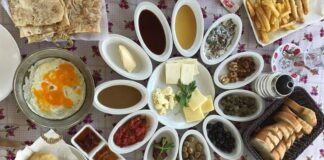 Geleneksel Yemeklerin Kültürel Önemi ve Soframızdaki Yeri Geleneksel yemekler, bir toplumun hafızasında derin izler bırakan, geçmişten bugüne taşınan önemli değerler arasında yer alır. Her yörenin kendine özgü yemekleri, o bölgenin tarihini, coğrafyasını ve yaşam biçimini yansıtır. İnsanlar, bu yemekleri hazırlarken sadece karın doyurmaz, aynı zamanda bir kültürü yaşatır. Ailelerin bir araya geldiği sofralarda geleneksel yemeklerin bulunması, kuşaklar arasındaki bağı güçlendirir. Özellikle bayramlarda, düğünlerde ya da özel günlerde sofraya konan yemekler, birlik duygusunu artırır. Konulu bir haber görseli.