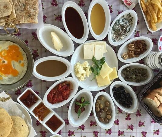 Geleneksel yemekler, bir toplumun hafızasında derin izler bırakan, geçmişten bugüne taşınan önemli değerler arasında yer alır. Her yörenin kendine özgü yemekleri, o bölgenin tarihini, coğrafyasını ve yaşam biçimini yansıtır. İnsanlar, bu yemekleri hazırlarken sadece karın doyurmaz, aynı zamanda bir kültürü yaşatır. Ailelerin bir araya geldiği sofralarda geleneksel yemeklerin bulunması, kuşaklar arasındaki bağı güçlendirir. Özellikle bayramlarda, düğünlerde ya da özel günlerde sofraya konan yemekler, birlik duygusunu artırır. Konulu bir haber görseli.