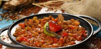 Mutfak kültürünün vazgeçilmez parçalarından biri olan tava, insanlık tarihinin en eski yemek pişirme araçlarından biri olarak karşımıza çıkmaktadır. İlk olarak taş ya da toprak malzemelerle yapılan bu araç, zamanla bronz, demir ve çelik gibi metallerden üretilmeye başlanmıştır. Tarihsel süreçte sadece yemek pişirmek için değil, aynı zamanda toplumların kültürel bir parçası olarak da önem taşımıştır. Özellikle Anadolu, Akdeniz ve Orta Doğu mutfaklarında tava yüzyıllardır kullanılan bir araç olmuştur. Konulu bir haber görseli.