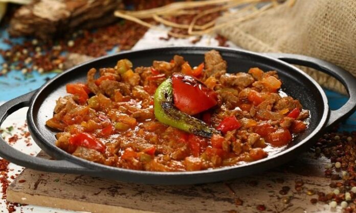 Mutfak kültürünün vazgeçilmez parçalarından biri olan tava, insanlık tarihinin en eski yemek pişirme araçlarından biri olarak karşımıza çıkmaktadır. İlk olarak taş ya da toprak malzemelerle yapılan bu araç, zamanla bronz, demir ve çelik gibi metallerden üretilmeye başlanmıştır. Tarihsel süreçte sadece yemek pişirmek için değil, aynı zamanda toplumların kültürel bir parçası olarak da önem taşımıştır. Özellikle Anadolu, Akdeniz ve Orta Doğu mutfaklarında tava yüzyıllardır kullanılan bir araç olmuştur. Konulu bir haber görseli.