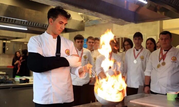 Gastronomi dünyasında genç şefler, mutfak kültürünü ve yaratıcılığı bir araya getirerek dikkat çekiyor. Röportajlar ve dosya çalışmaları, genç yeteneklerin eğitim süreçlerini, ilham kaynaklarını ve kariyer yolculuklarını gözler önüne seriyor. Bu süreçte genç şefler, yaratıcılık ve deneyimlerini harmanlayarak özgün tarifler geliştiriyor. Konulu bir haber görseli.