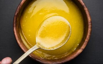Ghee ile Pişirme İle Yemeklerde Zengin Aroma ve Lezzet Ghee, yani sade yağ, Hindistan mutfağında ve dünya mutfaklarında uzun yıllardır kullanılan geleneksel bir pişirme malzemesidir. Ghee ile pişirme, yiyeceklerin aromasını yoğunlaştırırken dokusunu korumasını sağlar. Bu teknik, özellikle sebze, et ve baklagillerde tercih edilir ve yemeklere hem lezzet hem de zengin bir aroma katar. Konulu bir haber görseli.